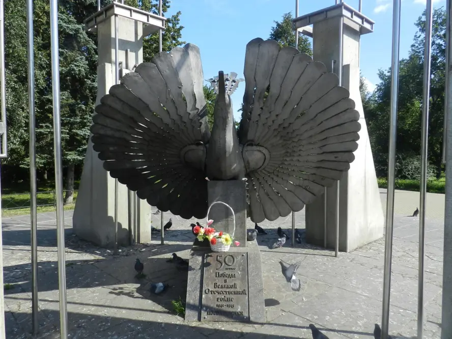 памятник птица счастья, памятник птице счастья